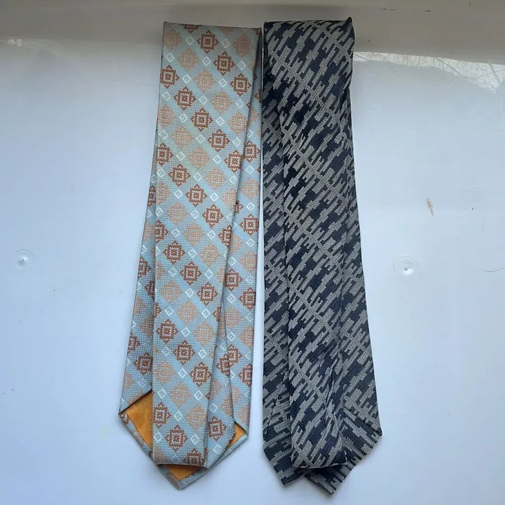 Bundle of two vintage 70s polyester neck ties‎
